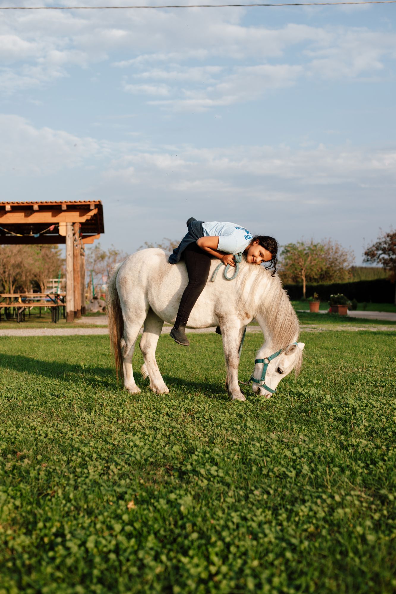 Allieva in sella al pony sul prato del maneggio di Treviglio