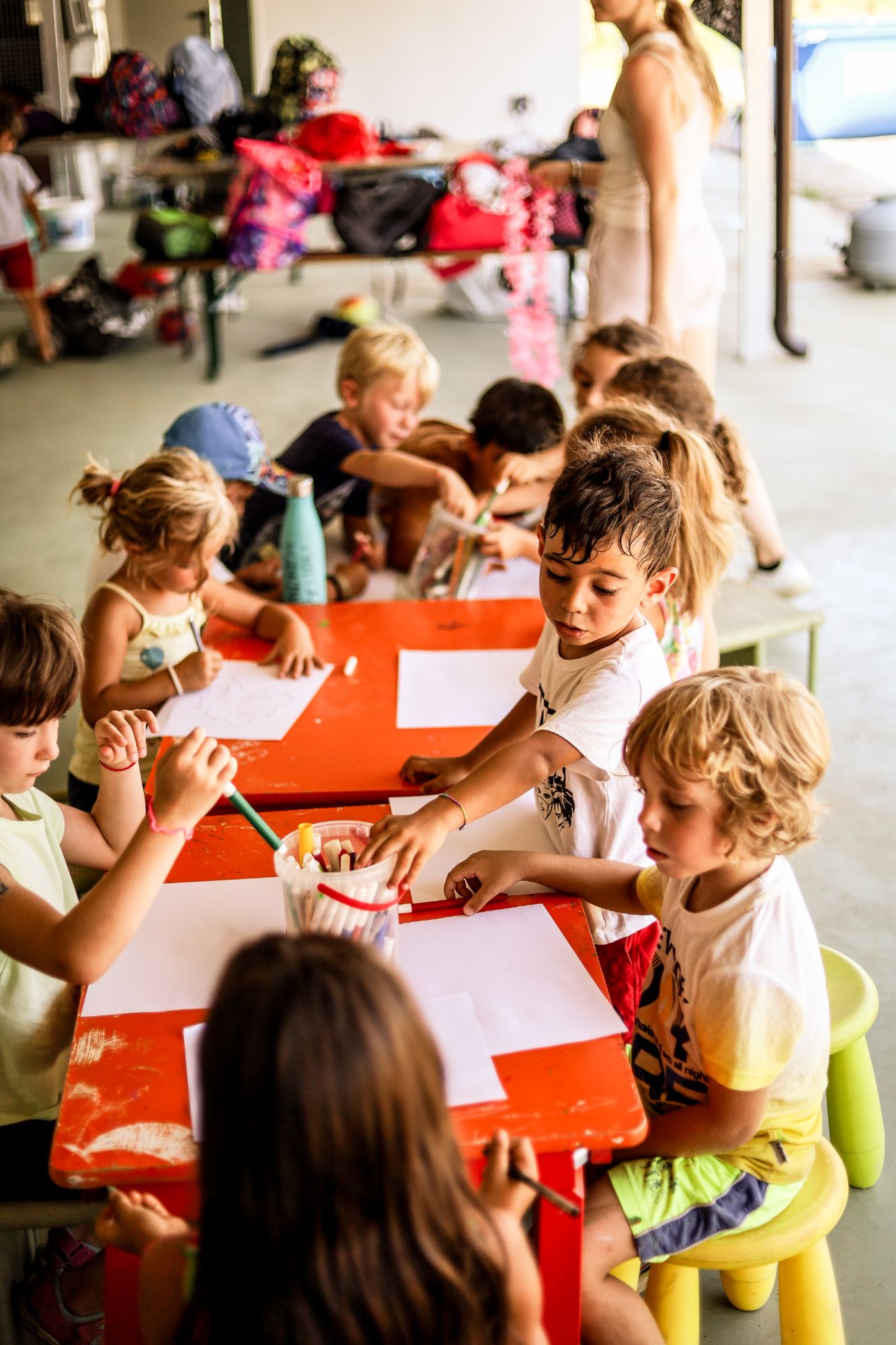 Bambini al laboratorio creativo durante una festa di compleanno a Treviglio