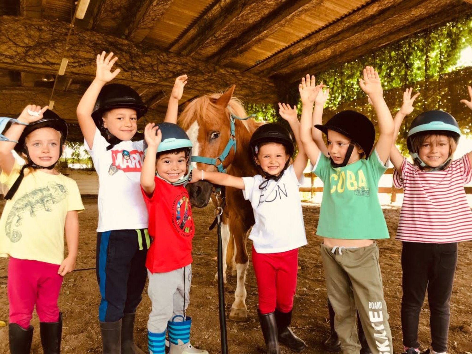 Bambini con un pony a una festa di compleanno al maneggio di Treviglio