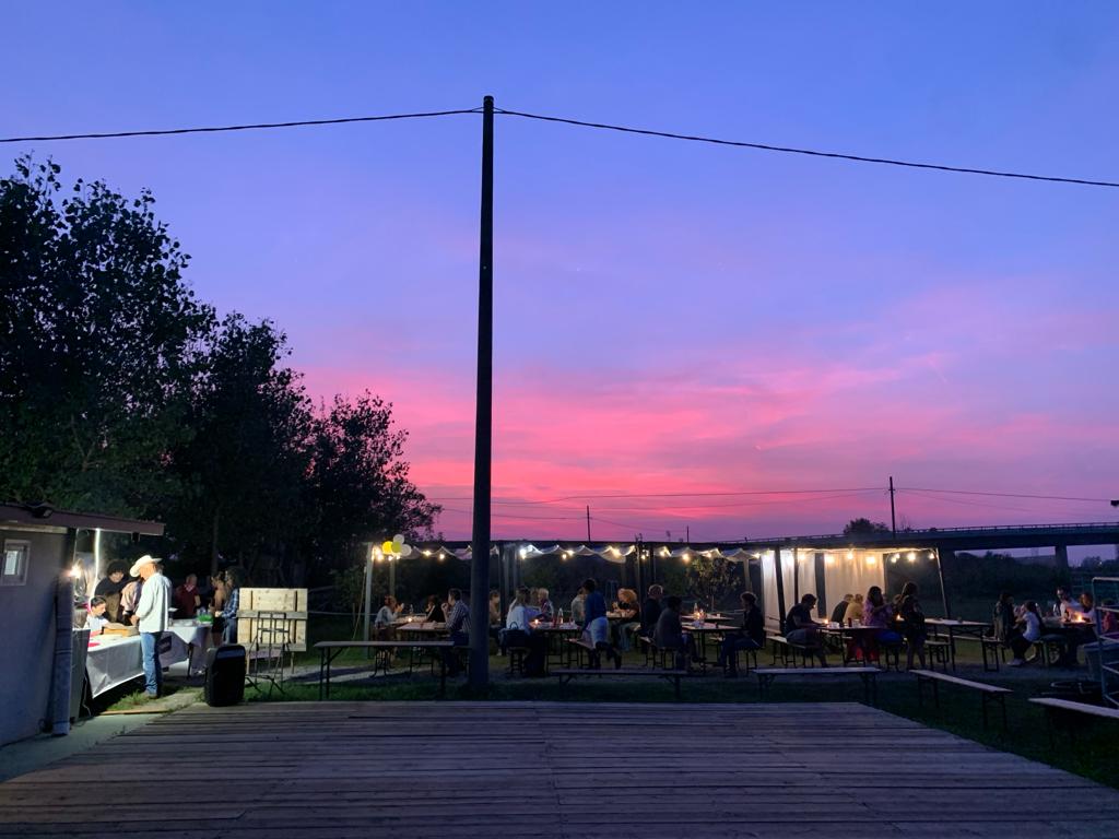 Tavolata al tramonto per una festa privata all’aperto a Treviglio