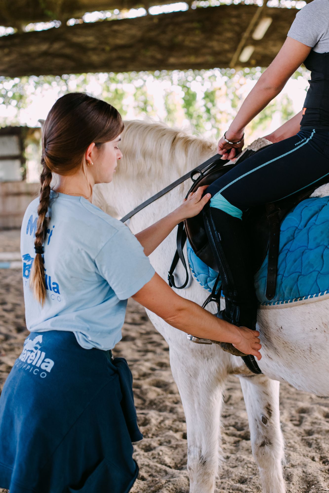 Istruttore di equitazione con un allievo